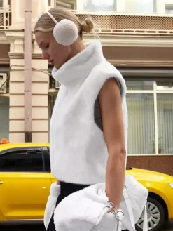 Manteau sans manches en fausse fourrure bicolore crème et blanc cassé fermeture éclair intégrale col montant gilet chaud