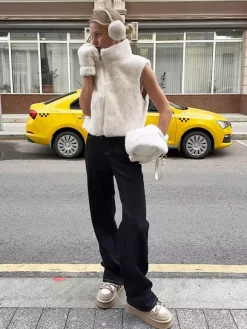 Manteau sans manches en fausse fourrure bicolore crème et blanc cassé fermeture éclair intégrale col montant gilet chaud