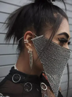 Masque élégant en maille géométrique orné de strass et de chaînes de cristaux scintillants idéal pour les soirées.