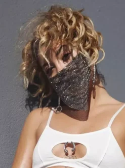 Masque élégant en maille géométrique orné de strass et de chaînes de cristaux scintillants idéal pour les soirées.