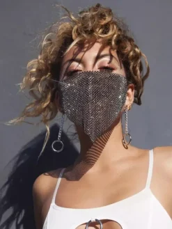 Masque élégant en maille géométrique orné de strass et de chaînes de cristaux scintillants idéal pour les soirées.