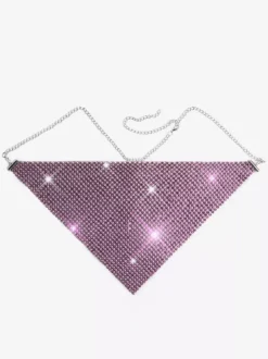 Masque élégant en maille géométrique orné de strass et de chaînes de cristaux scintillants idéal pour les soirées.