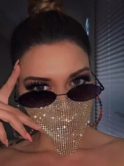 Masque élégant en maille géométrique orné de strass et de chaînes de cristaux scintillants idéal pour les soirées.