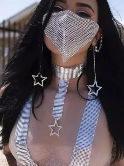 Masque élégant en maille géométrique orné de strass et de chaînes de cristaux scintillants idéal pour les soirées.