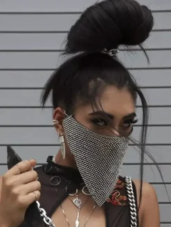 Masque élégant en maille géométrique orné de strass et de chaînes de cristaux scintillants idéal pour les soirées.