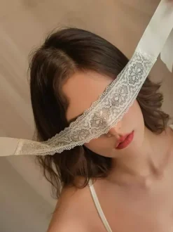 Masque pour les yeux en dentelle de soie pour femme style décontracté blanc