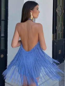 Mini-robe à franges et pompons dos nu et décolleté licou pour soirée 2026