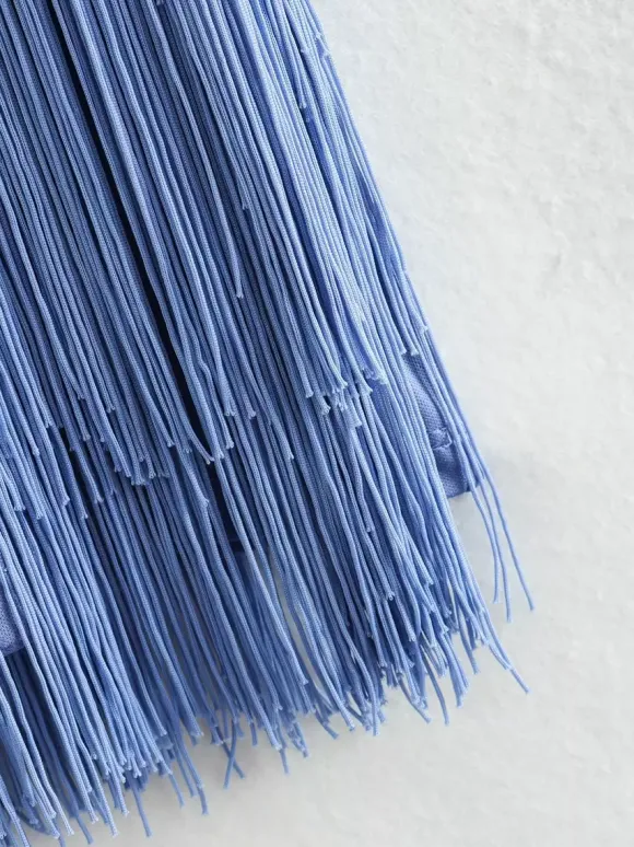 Mini-robe à franges et pompons dos nu et décolleté licou pour soirée 2026