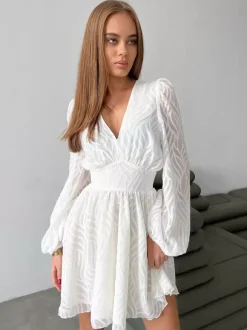 Mini-robe en jacquard à col en V et manches longues pour l'été 2026