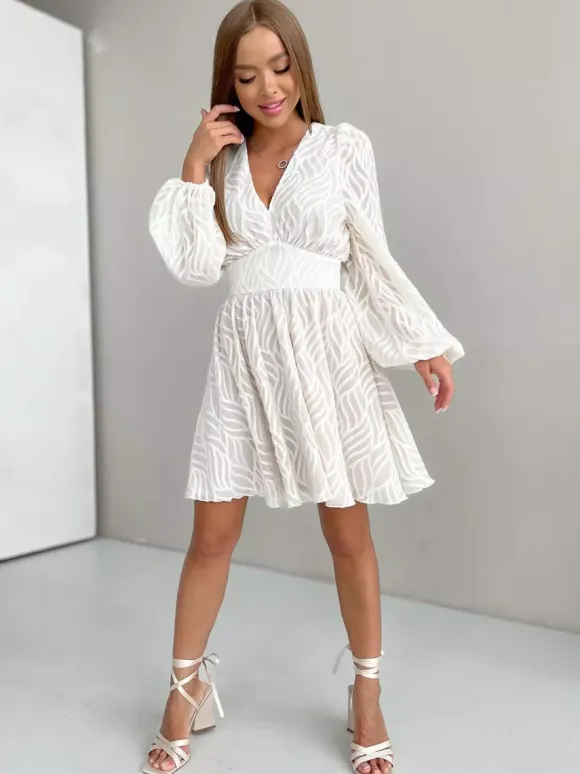 Mini-robe en jacquard à col en V et manches longues pour l'été 2026