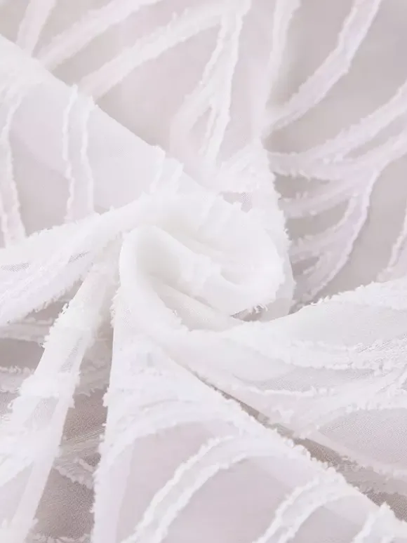 Mini-robe en jacquard à col en V et manches longues pour l'été 2026