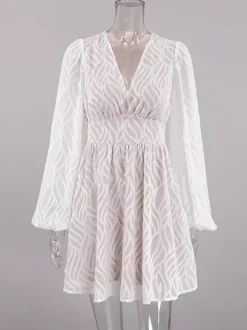 Mini-robe en jacquard à col en V et manches longues pour l'été 2026