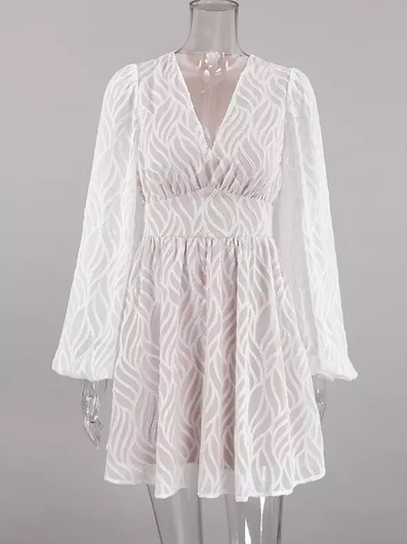 Mini-robe en jacquard à col en V et manches longues pour l'été 2026