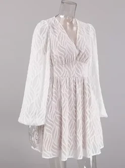 Mini-robe en jacquard à col en V et manches longues pour l'été 2026