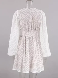 Mini-robe en jacquard à col en V et manches longues pour l'été 2026