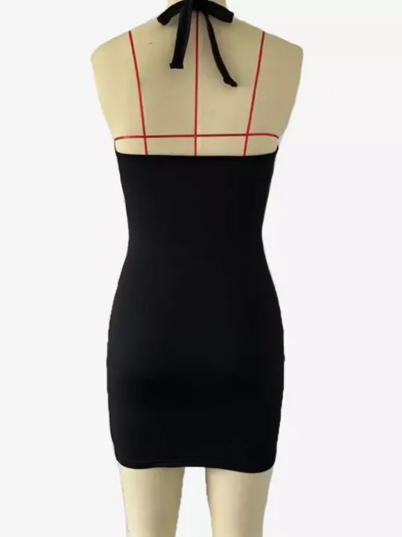 Mini-robe moulante noire à découpes et col licou avec détails métalliques 2026