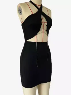 Mini-robe moulante noire à découpes et col licou avec détails métalliques 2026