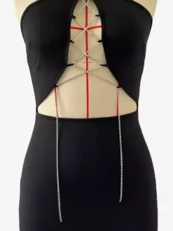 Mini-robe moulante noire à découpes et col licou avec détails métalliques 2026
