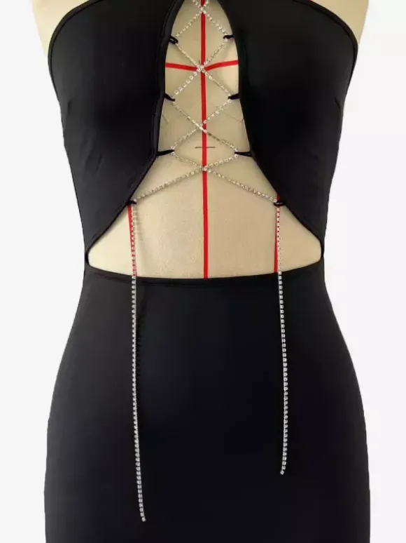 Mini-robe moulante noire à découpes et col licou avec détails métalliques 2026