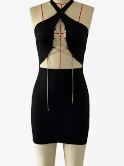 Mini-robe moulante noire à découpes et col licou avec détails métalliques 2026