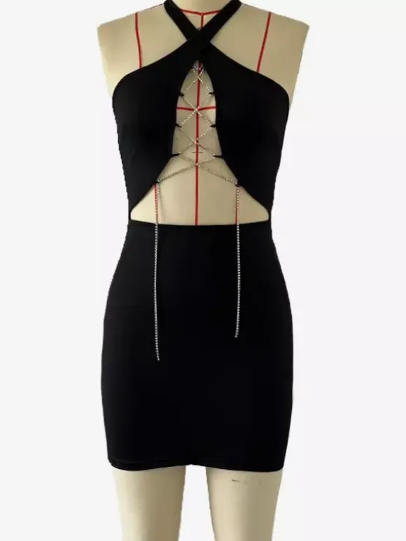 Mini-robe moulante noire à découpes et col licou avec détails métalliques 2026