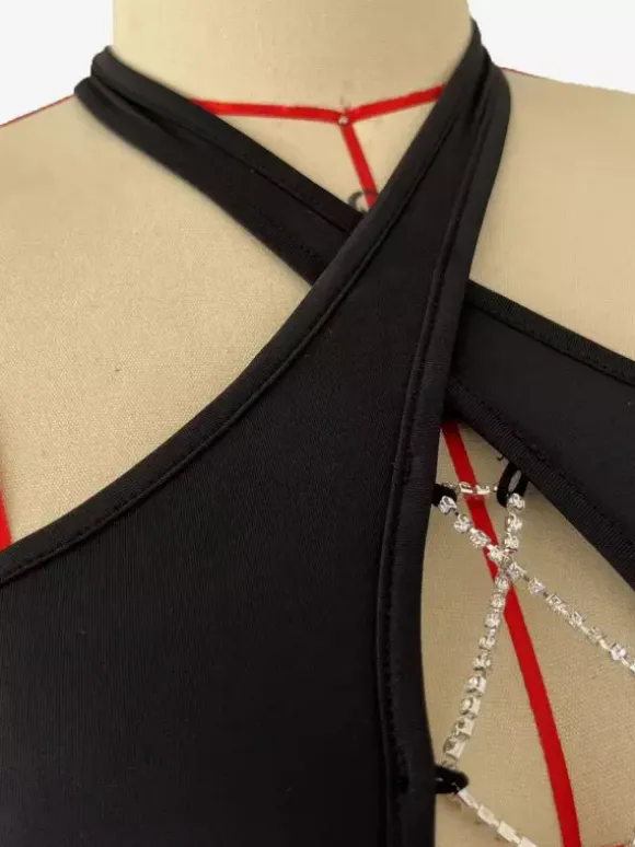Mini-robe moulante noire à découpes et col licou avec détails métalliques 2026