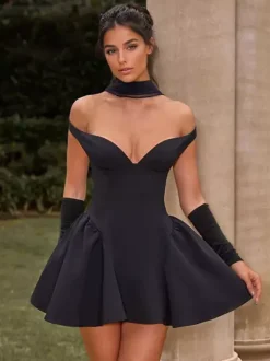 Mini-robe noire à épaules dénudées et décolleté en c艙ur (2026)