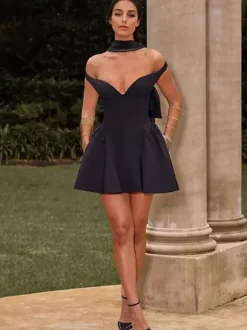 Mini-robe noire à épaules dénudées et décolleté en c艙ur (2026)