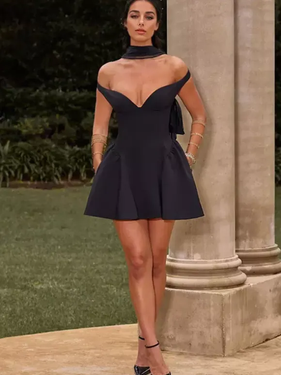 Mini-robe noire à épaules dénudées et décolleté en c艙ur (2026)