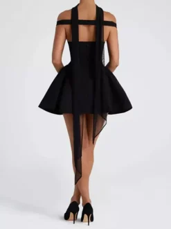 Mini-robe noire à épaules dénudées et décolleté en c艙ur (2026)