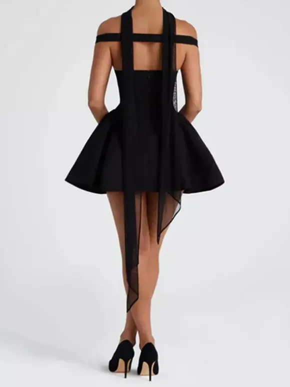 Mini-robe noire à épaules dénudées et décolleté en c艙ur (2026)
