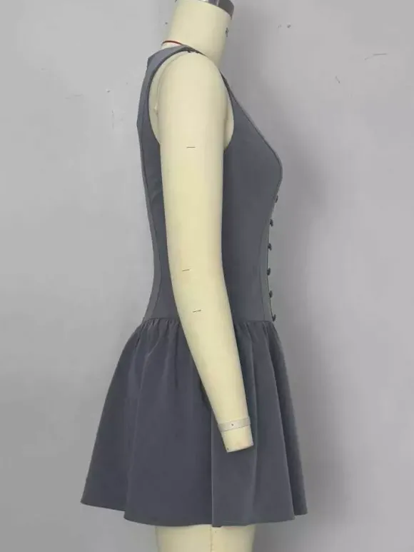 Mini-robe plissée sans manches et boutonnée sur le devant grise été 2026