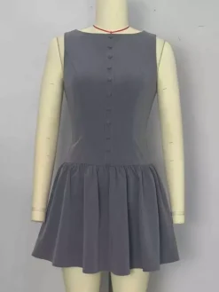 Mini-robe plissée sans manches et boutonnée sur le devant grise été 2026
