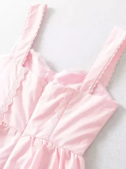 Mini-robe rose tendre à bordures en dentelle pour l'été 2026