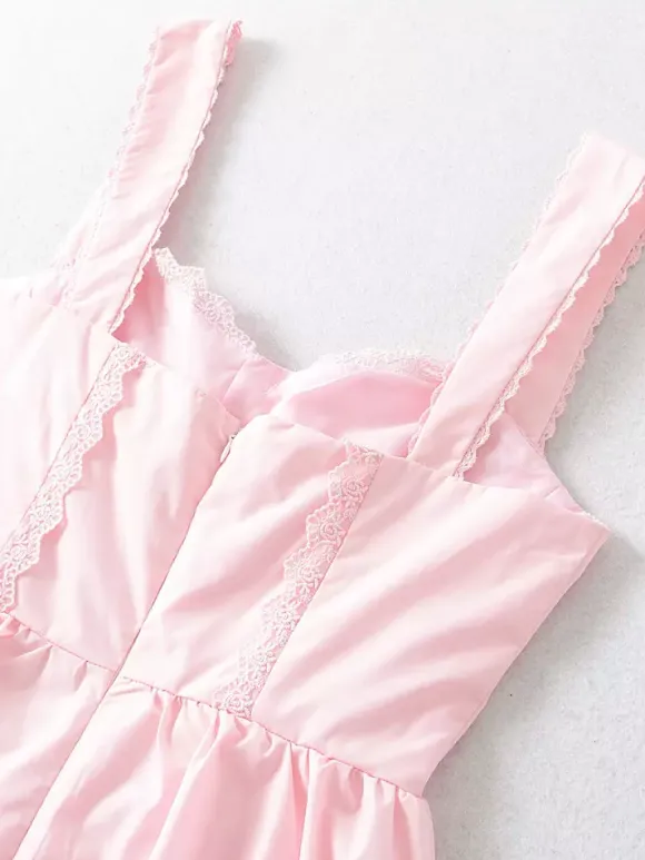 Mini-robe rose tendre à bordures en dentelle pour l'été 2026