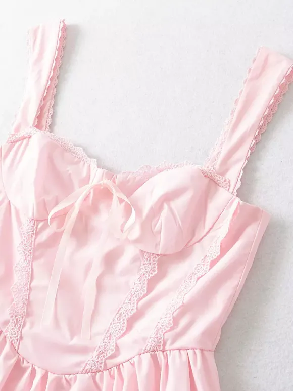 Mini-robe rose tendre à bordures en dentelle pour l'été 2026