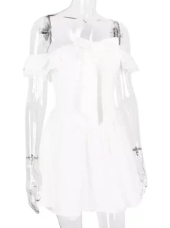 Mini-robe blanche à épaules dénudées et volants 2026