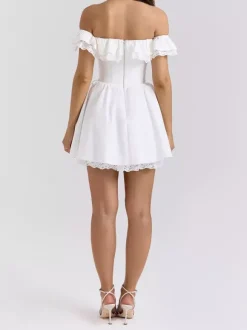 Mini-robe blanche à épaules dénudées et volants 2026