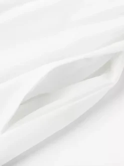 Mini-robe blanche à épaules dénudées et volants 2026