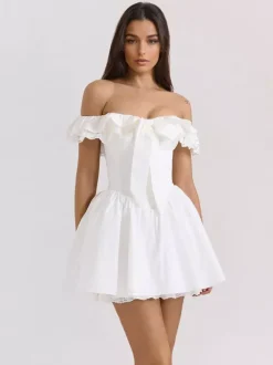 Mini-robe blanche à épaules dénudées et volants 2026