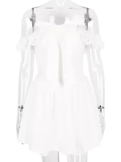 Mini-robe blanche à épaules dénudées et volants 2026