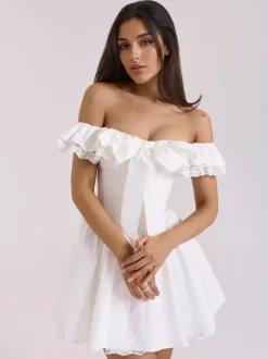 Mini-robe blanche à épaules dénudées et volants 2026