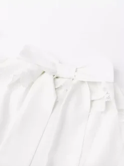 Mini-robe blanche à épaules dénudées et volants 2026