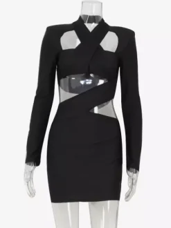 Mini-robe moulante noire à manches longues et découpes pour une soirée 2026