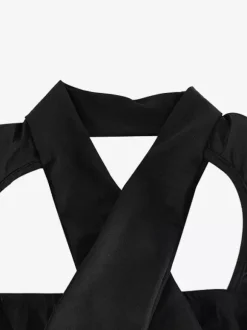 Mini-robe moulante noire à manches longues et découpes pour une soirée 2026