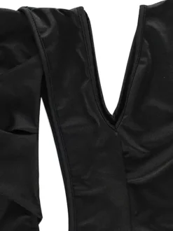 Mini-robe moulante noire à manches longues et découpes pour une soirée 2026