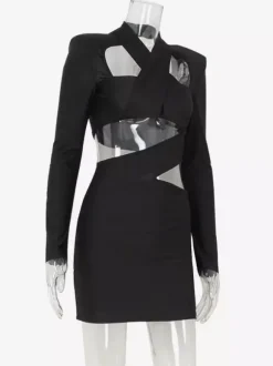 Mini-robe moulante noire à manches longues et découpes pour une soirée 2026
