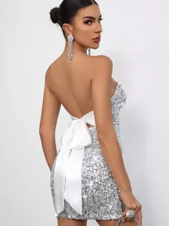 Mini-robe moulante à sequins décolleté en c艙ur et n艙ud dans le dos idéale pour les fêtes 2026