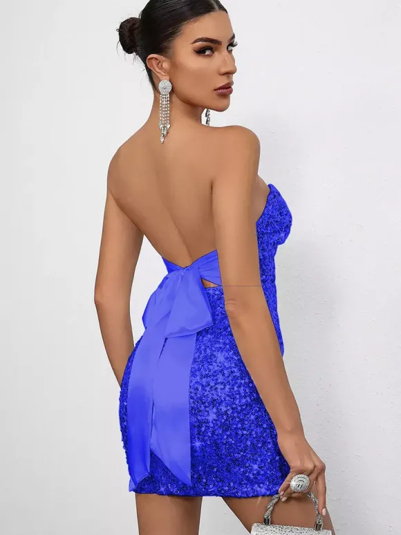 Mini-robe moulante à sequins décolleté en c艙ur et n艙ud dans le dos idéale pour les fêtes 2026