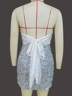 Mini-robe moulante à sequins décolleté en c艙ur et n艙ud dans le dos idéale pour les fêtes 2026